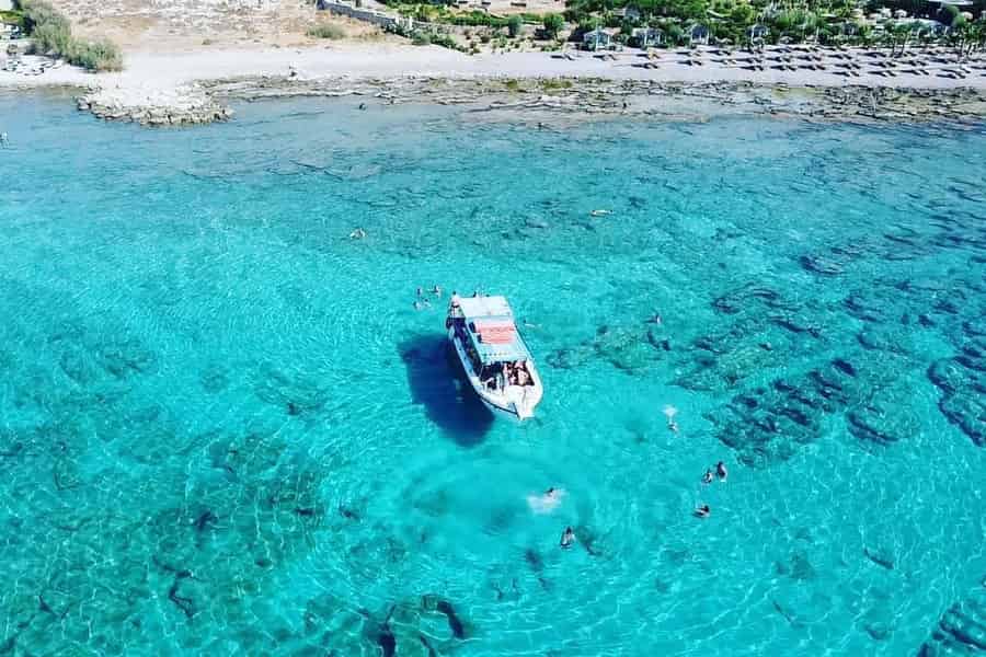 Lindos: 1,5-stündige Glasbodenbootfahrt mit Badestopps. Foto: GetYourGuide Lindos: 1,5-stündige Glasbodenbootfahrt mit Badestopps. Foto: GetYourGuide