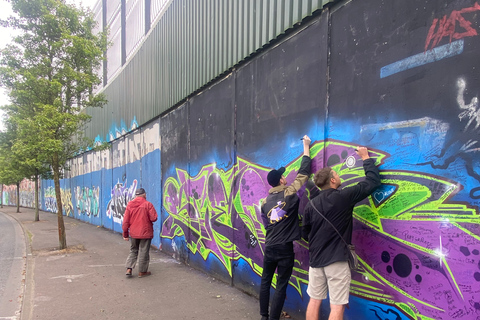 Belfast: Tour in taxi nero del Peacewall e della storia politica