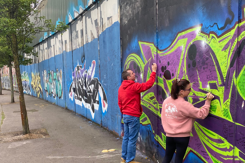 Belfast: Fredsmur och politisk historia Black Taxi Cab TourBelfast: Fredsmur och politisk historia Svart taxitur