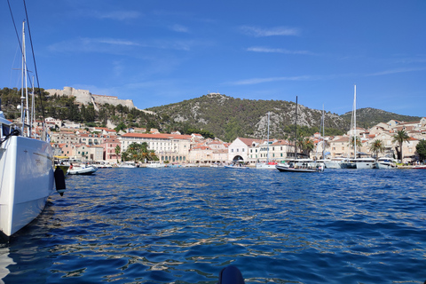 Split: Bol, Hvar, Isla de Pakleni y Solta Excursión de día completoExcursión de un día a Bol, Hvar, la isla de Pakleni y Solta