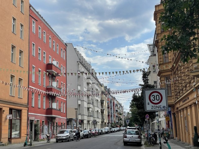 Berlin:Prenzlauerberg City Discovery and riddle solving Game