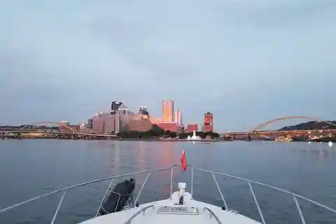 Pittsburgh: Private Yacht River Cruise with Captain and BYOB