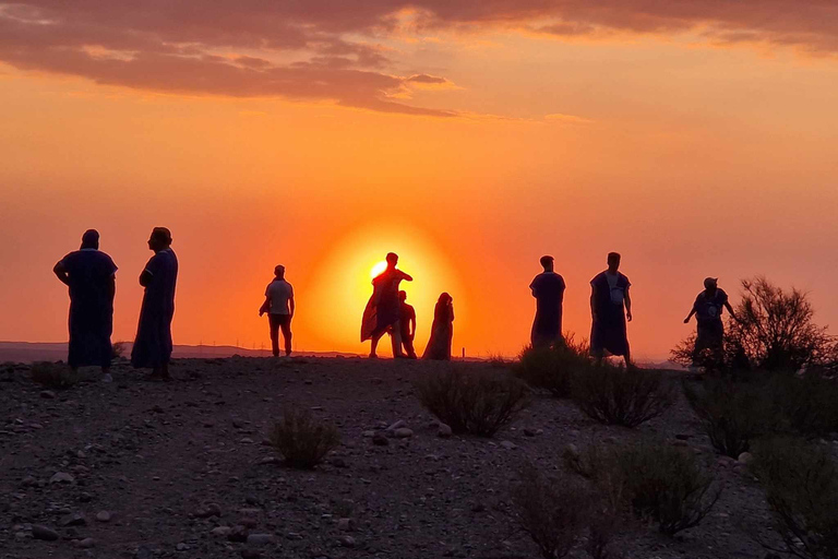 Cena magica e giro in cammello nel deserto di AgafaySpettacolo con cena magica e giro in cammello nel deserto di Agafay