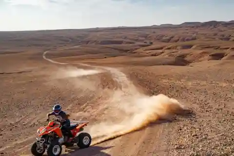 Vanuit Marrakech: Agafay woestijndiner met quad- of kamelenrit