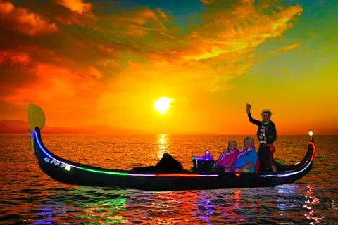 Oahu: Luxury Gondola Cruise with Drinks and Pastries
