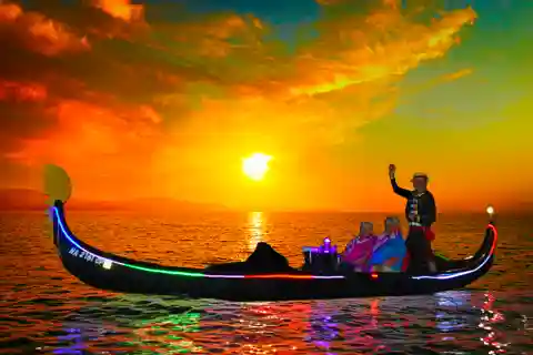 Oahu: Luxury Gondola Cruise with Drinks and Pastries