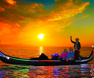 Oahu: Luxury Gondola Cruise with Drinks and Pastries