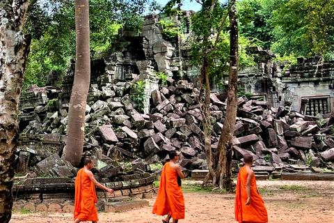 Joint Small Group Tour From Siem ReapExplore Angkor Temples with watch sunset