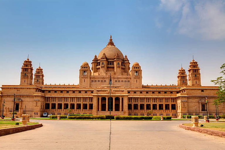 Visite privée de la ville d'Udaipur avec transfert à Jodhpur le lendemain