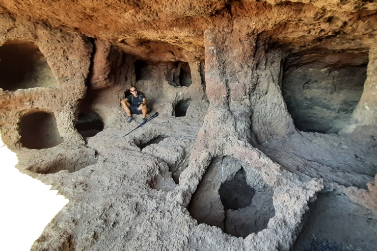 Barranco de las Vacas, jaskinie i dom wiejski