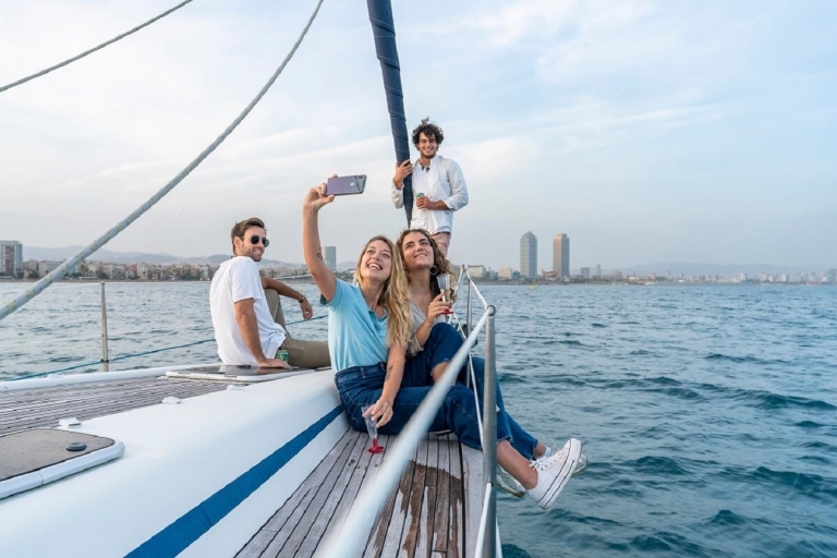 Barcelona: Luksusowa wycieczka żeglarska z napojami i przekąskamiBarcelona: luksusowa przybrzeżna wycieczka żeglarska z napojami i przekąskami