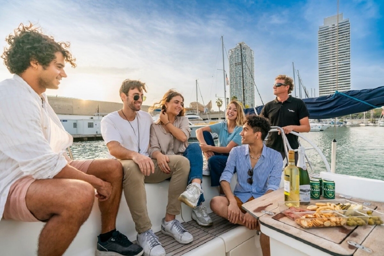 Barcelone : Voyage en voilier de luxe avec boissons et collationsBarcelone : Excursion de luxe en voilier côtier avec boissons et collations