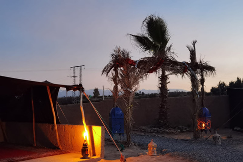 Cena-espectáculo mágica y paseo en camello por el desierto de Agafay