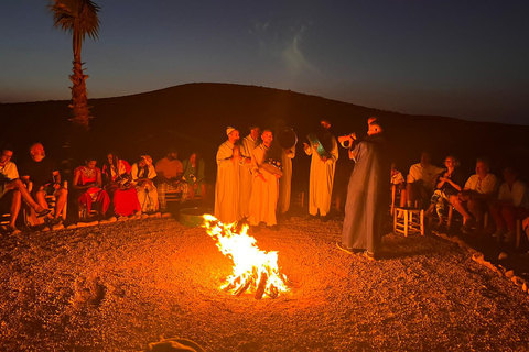 Cena magica e giro in cammello nel deserto di AgafaySpettacolo con cena magica e giro in cammello nel deserto di Agafay