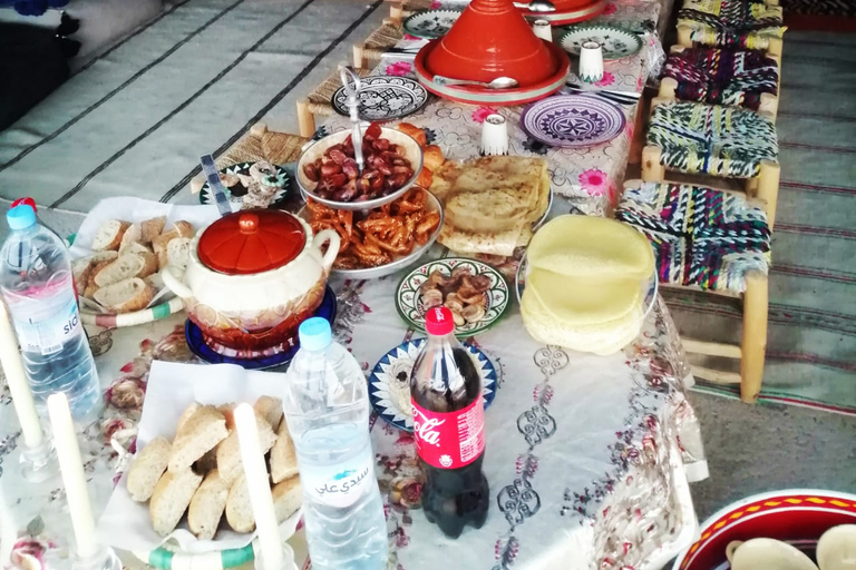 Cena magica e giro in cammello nel deserto di AgafaySpettacolo con cena magica e giro in cammello nel deserto di Agafay