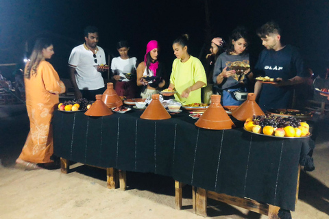 Cena-espectáculo mágica y paseo en camello por el desierto de Agafay