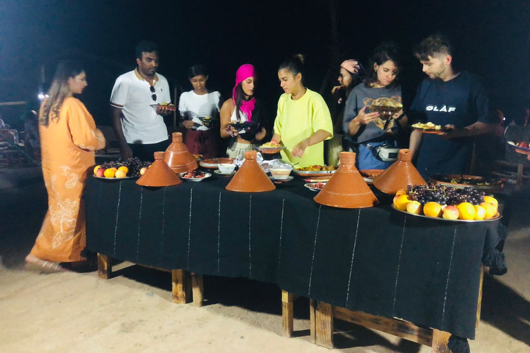 Cena magica e giro in cammello nel deserto di AgafaySpettacolo con cena magica e giro in cammello nel deserto di Agafay