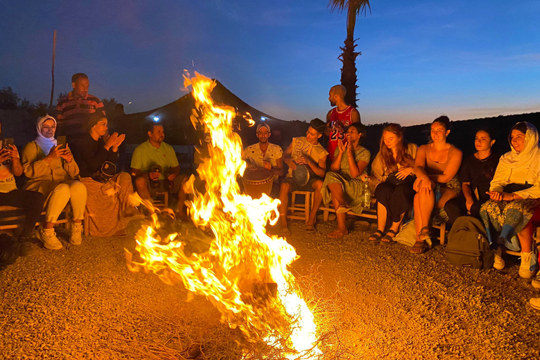 Cena-espectáculo mágica y paseo en camello por el desierto de Agafay