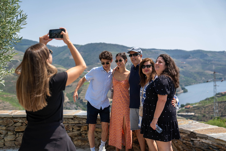 Do Porto: Tour de vinhos no Vale do Douro com almoço de 3 pratosPasseio compartilhado