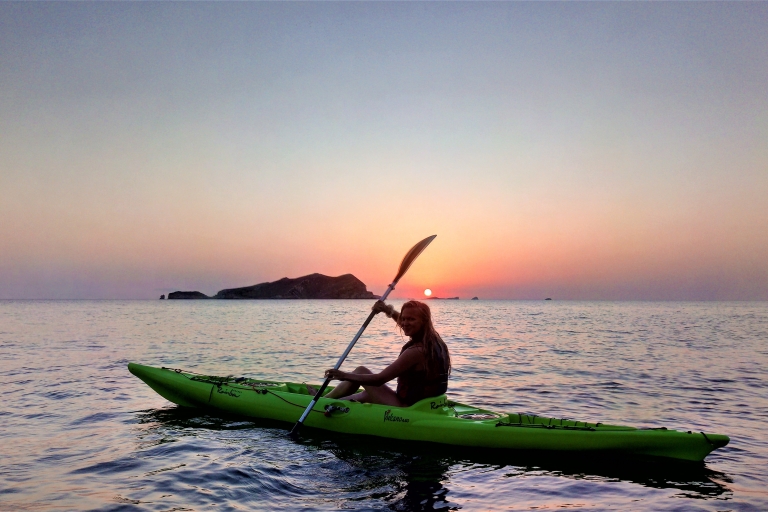 Ibiza: Zeekajakken en snorkelen in Cala CodolarSunset Kayak & Snorkel-sessie met Cava
