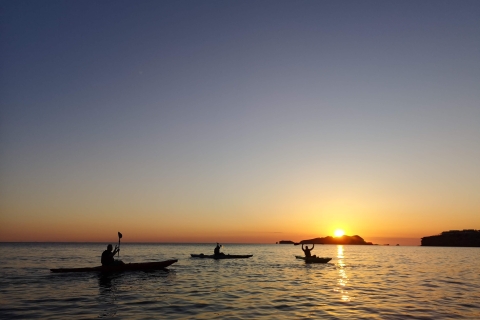 Ibiza: Seekajakfahren und Schnorcheln in Cala CodolarKajak & Schnorcheln bei Sonnenuntergang mit Cava