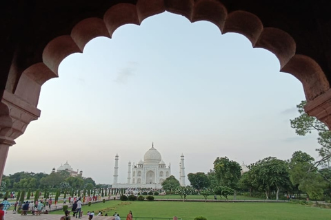 Niski koszt: jeden dzień Delhi -Agra (Taj Mahal) -Delhi Tour samochodem