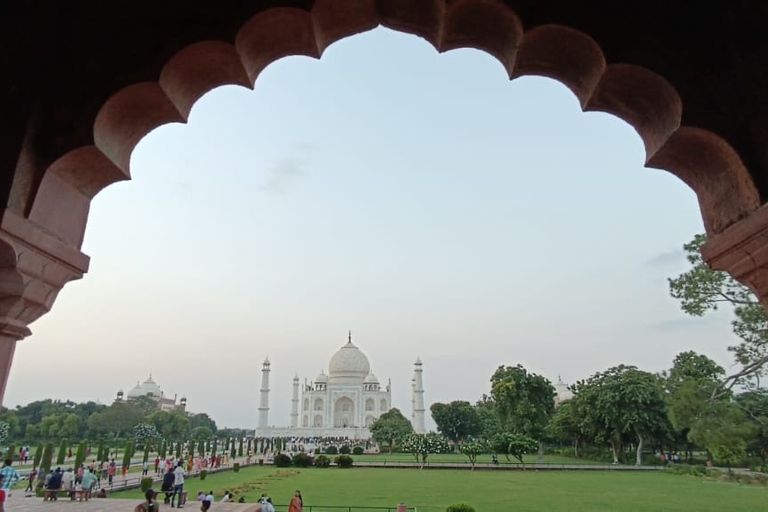 Niski koszt: jeden dzień Delhi -Agra (Taj Mahal) -Delhi Tour samochodem