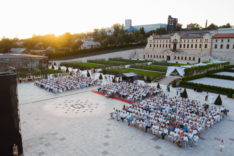 Chisinau:Transnistrien Sowjetische Ära& Schloss Mimi Weingut mit dem AutoVon Chisinau:Transnistrien und Weingut Schloss Mimi mit dem Auto