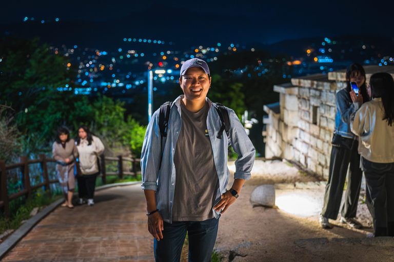 Excursión al atardecer por la muralla de la fortaleza de Seúl y experiencia gastronómica local