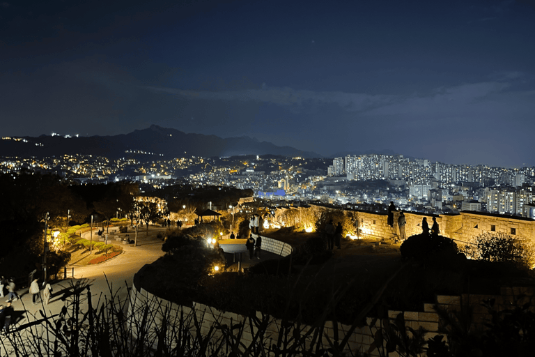 Wandeling bij zonsondergang over de vestingmuur van Seoul en lokale eetervaring