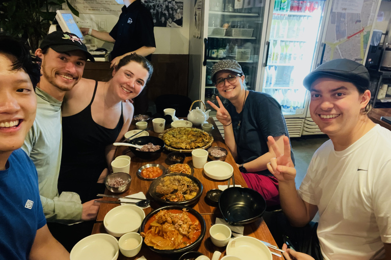 Seoul: Guided City Wall Sunset Hike with Korean Dinner