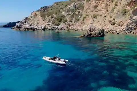 Excursão de meio dia de snorkeling pelas cavernas e enseadas do Argentario
