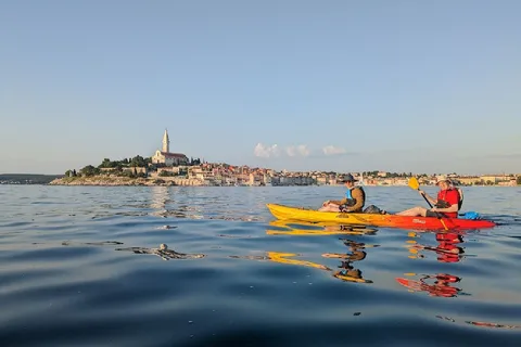 Kajaktur ved solnedgang i Rovinj