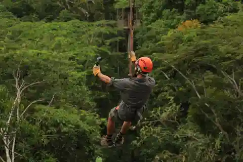 Iquitos: Intera giornata con Canopy (Zip Line) e Ponti Pensili