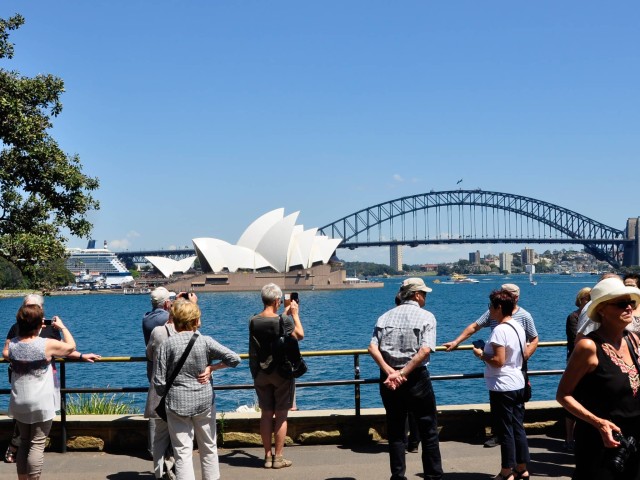 Visit Sydney City Highlights Guided Bus Tour with Bondi Beach in Sydney