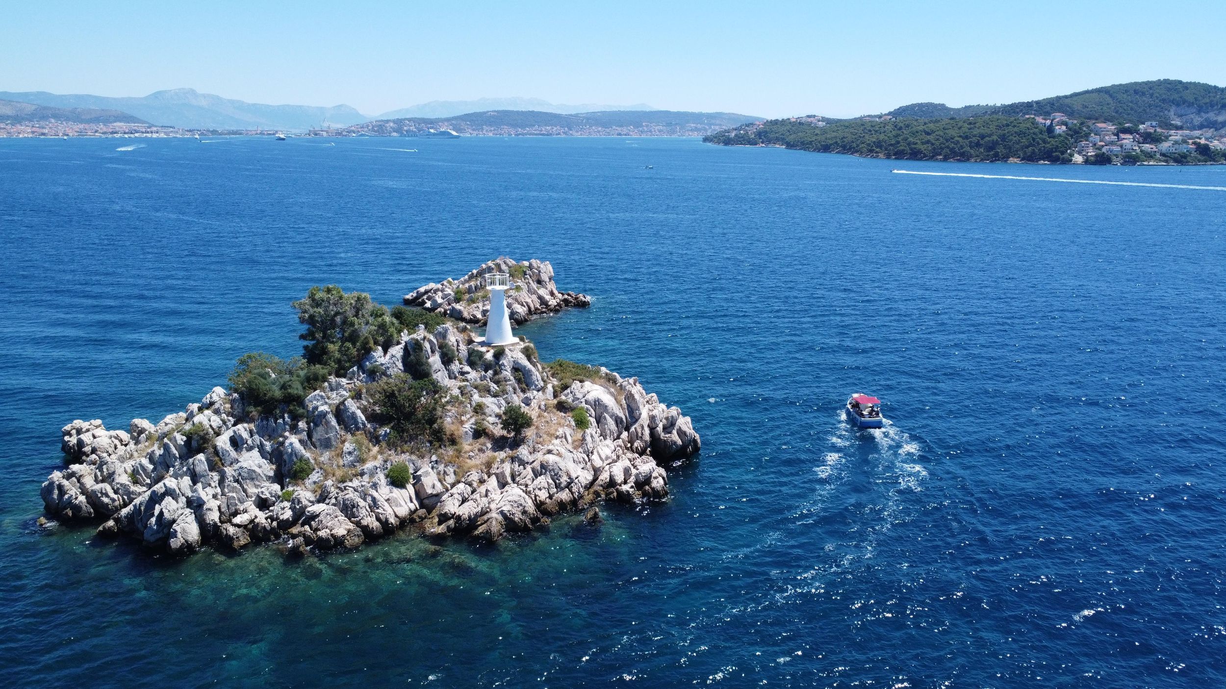 Von Trogir aus: Geführte Bootstour mit Panoramablick und Getränken