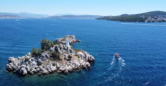 Von Trogir aus: Geführte Bootstour mit Panoramablick und Getränken