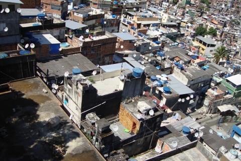 Recorrido por las favelas Rocinha y Vila CanoasVisitas guiadas en inglés, francés, español, italiano y portugués