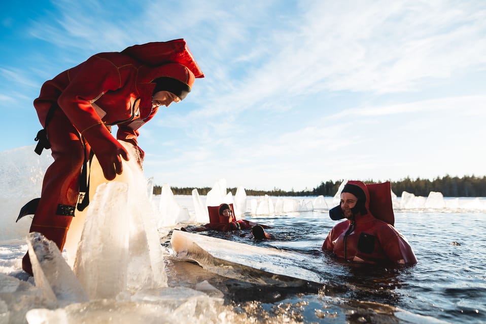 Galleggiamento su ghiaccio diurno a Rovaniemi, piccoli gruppi