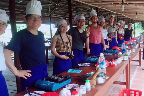 Hoi An : Cours de cuisine Bay Mau avec marché et excursion en bateau à panier