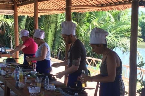 Hoi An : Cours de cuisine Bay Mau avec marché et excursion en bateau à panier