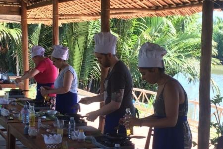 Hoi An: Corso di cucina Bay Mau con escursione facoltativa al mercato e al cestinoCorso di cucina con mercato e gita in barca con cesto