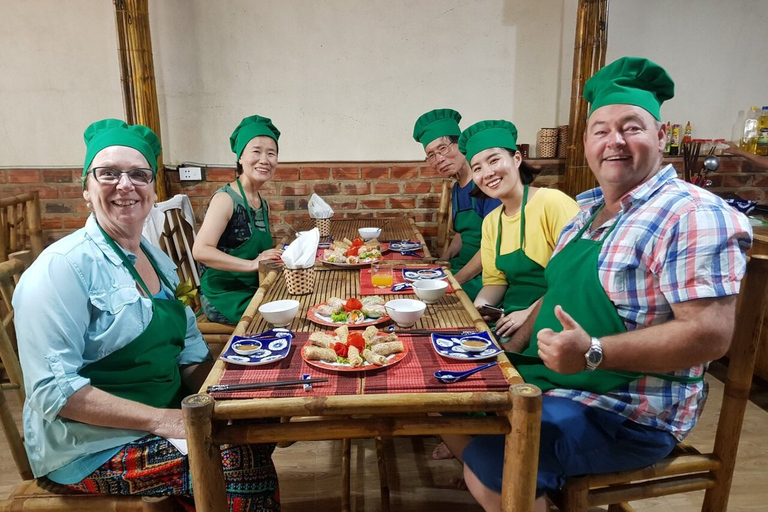 Hoi An: Aula de culinária em Bay Mau com passeio opcional ao mercado e à cestaAula de culinária com mercado e passeio de barco com cestas