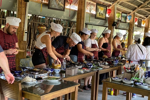Hoi An : Cours de cuisine Bay Mau avec marché et excursion en bateau à panier