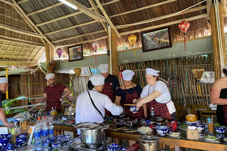 Hoi An : Cours de cuisine Bay Mau avec marché et excursion en bateau à panier