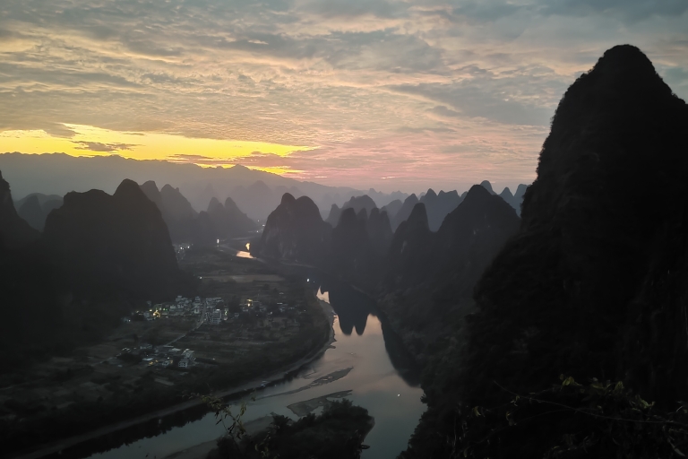 Excursion privée d'une journée ou d'une demi-journée au lever du soleil sur la colline Xianggong de Yangshuo| Excursion au lever du soleil sur la colline de Xianggong et 4 heures de bateau sur la rivière Li
