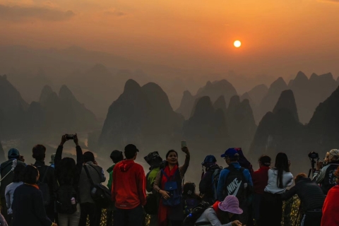 Excursion privée d'une journée ou d'une demi-journée au lever du soleil sur la colline Xianggong de YangshuoLever de soleil sur la colline de Xianggong et excursion en petit bateau à Xingping