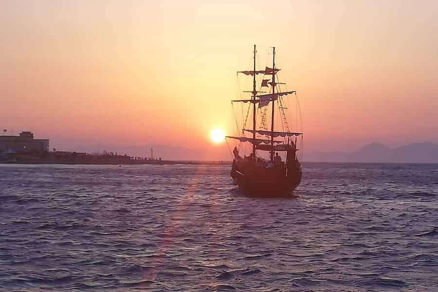 Rhodos: Sonnenuntergangsfahrt 1 Stunde auf einem Boot aus dem 18. Jahrhundert. Foto: GetYourGuide Rhodos: Sonnenuntergangsfahrt 1 Stunde auf einem Boot aus dem 18. Jahrhundert. Foto: GetYourGuide