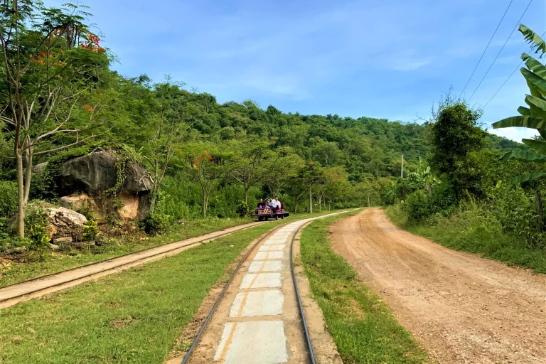 Visite de Battambang, du train des bambous et de la grotte de la mort depuis Siem Reap(Copy of) Battambang, train de bambous, sculpture de la mort depuis Siem Reap