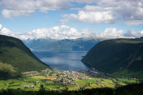 Bergen: Wycieczka z przewodnikiem po fiordzie i lodowcu do FjærlandPrzewodnik Fjord & Glacier Tour z Bergen